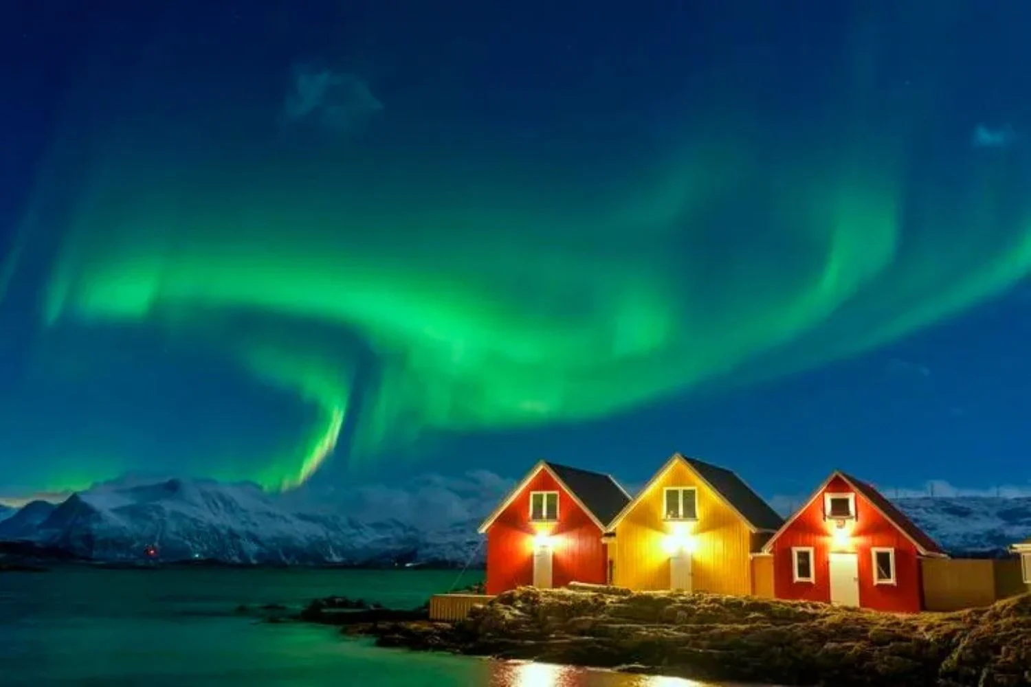 Aurora boreal dançando no céu